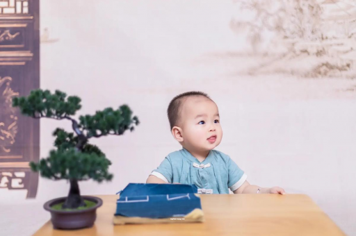 梅州怀孕肚子中间凹两边凸